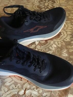 New Avia tennis shoes. Men’s size 91/2.